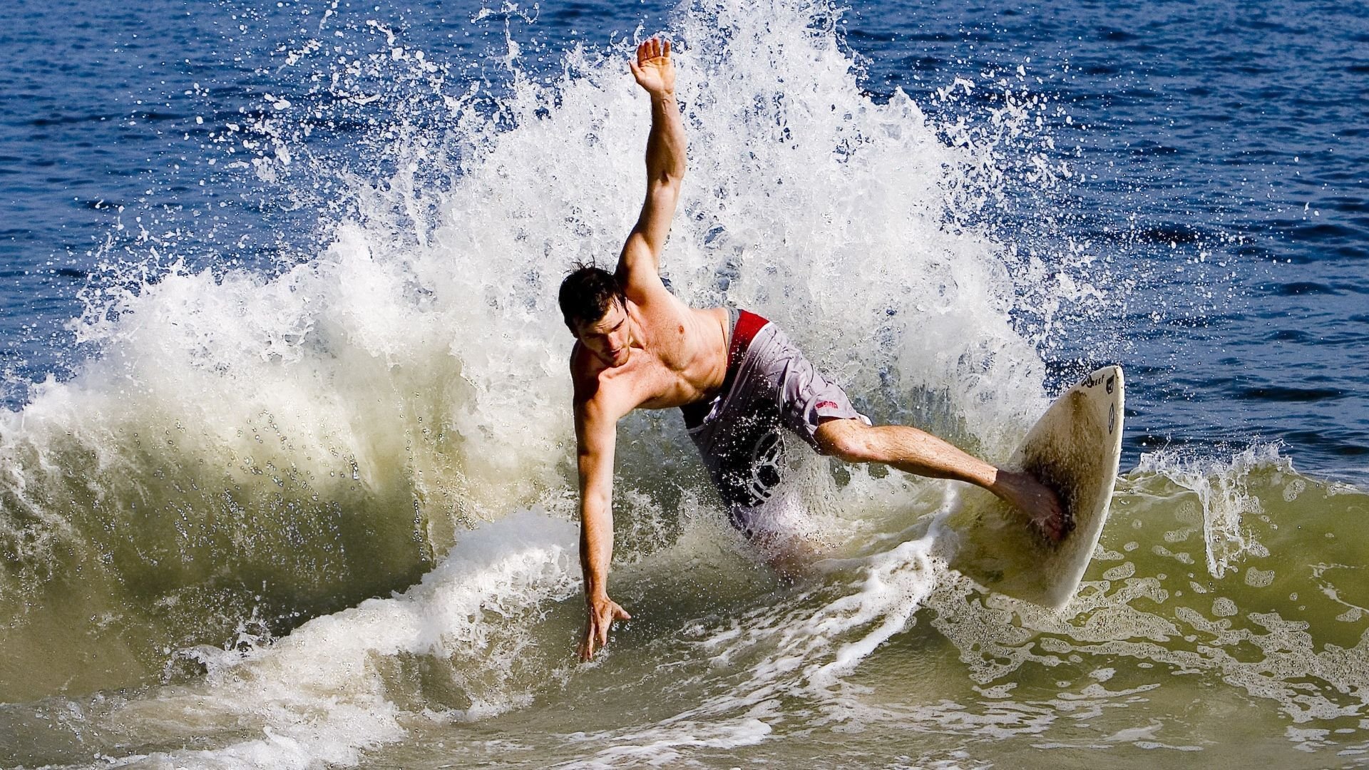 现场氛围：球迷互动带来的火热气氛，足球球迷现场